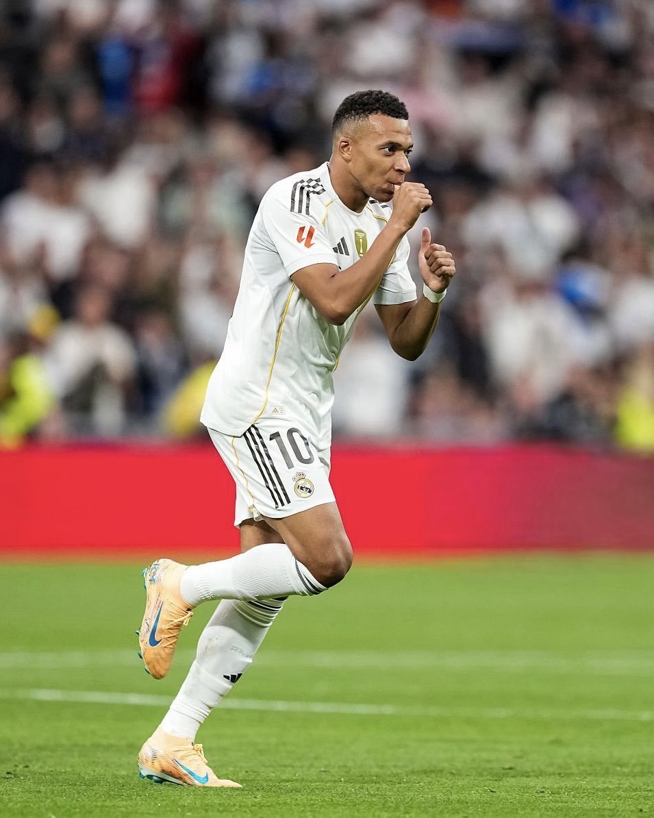 Kylian Mbappé depuis le début de la saison :

🏟️16 matchs
⚽️19 buts
🎯4 passes décisives
📊23 G+A en 16 matchs
🎖️8x joueur du match 

🎖️1x joueur du mois en Liga (3 fois nominés) 
🎖️Meilleur buteur de Liga (11), de Champions League (5) et de l’année civile 2025 (51)