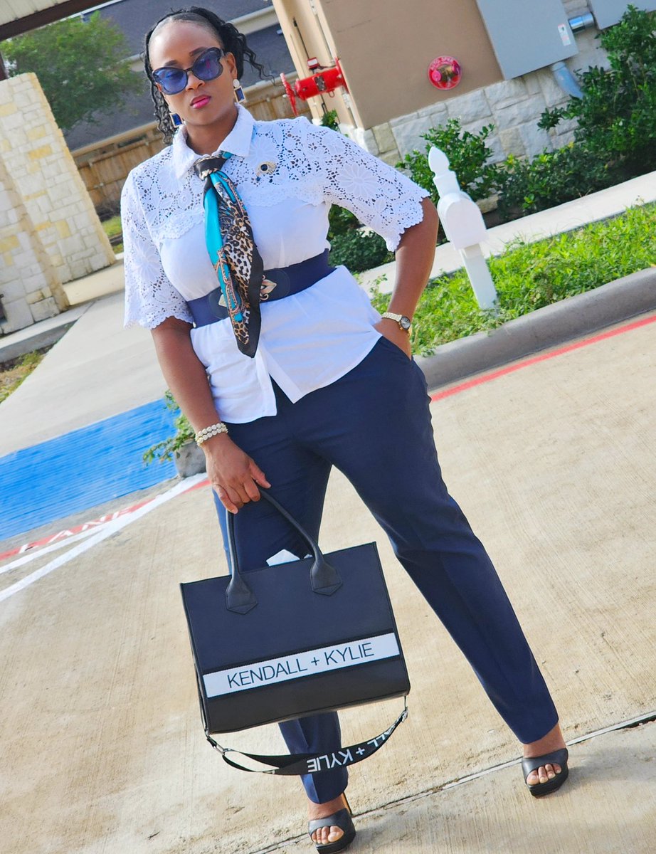 Have you seen beautiful woman today???   If no oya see now... That trouser fit baje..... 🥰🥰🥰