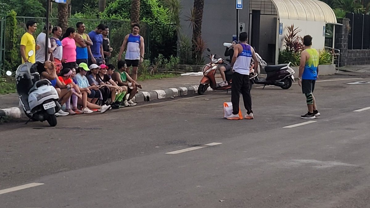 ssurabhee's tweet image. A bunch of high-flying professionals slogged 6 days a week, yet every Sunday morning, they trained for marathons. None missed it—it was their priority. It hit me: for things or people that truly matter, we somehow make time. If we want,we will. #NoteToSelf #Insights #LifeLessons