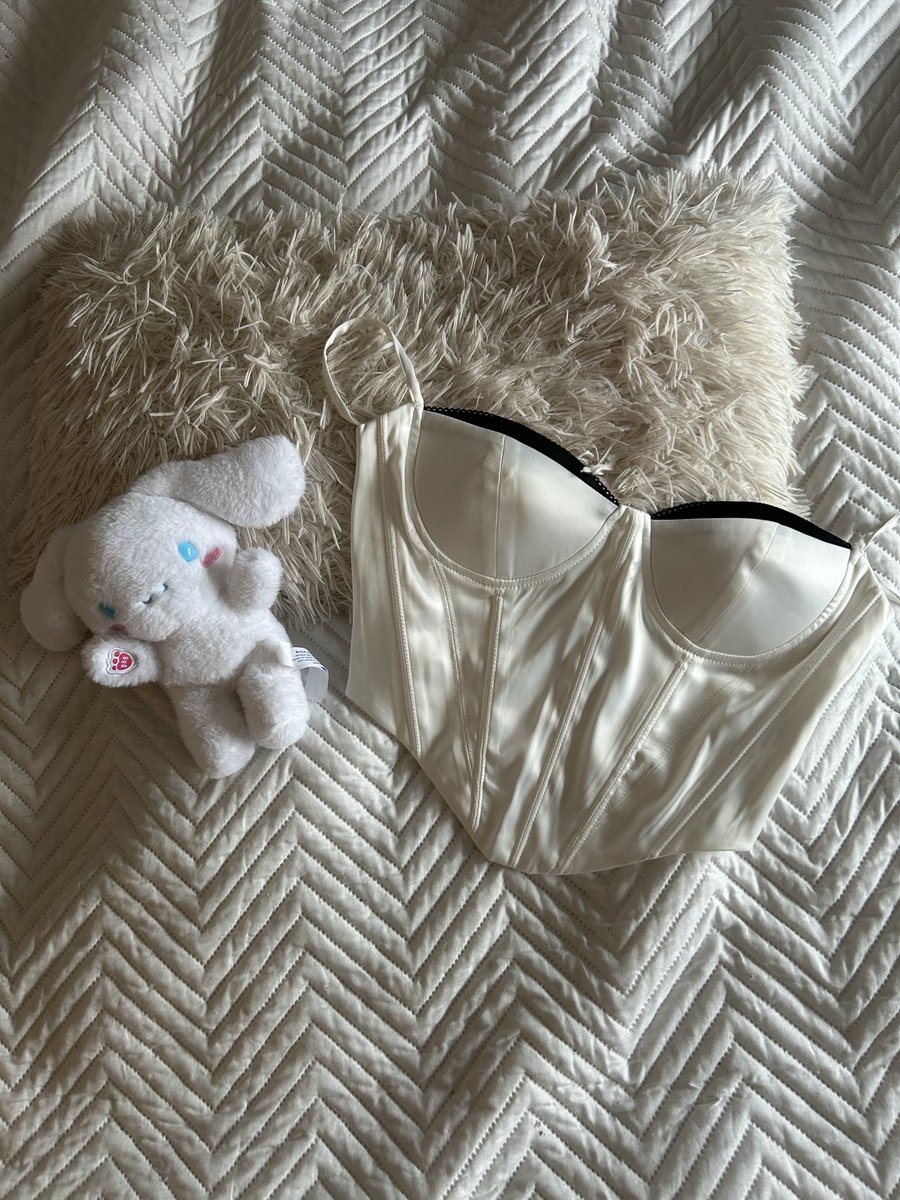 roxchae's tweet image. While this is slowing blowing up, I’m getting rid of most of my wardrobe on depop (uk shipping only) please check out my store lovelies 🌙✨ depop.com/chelsea_i_beli…