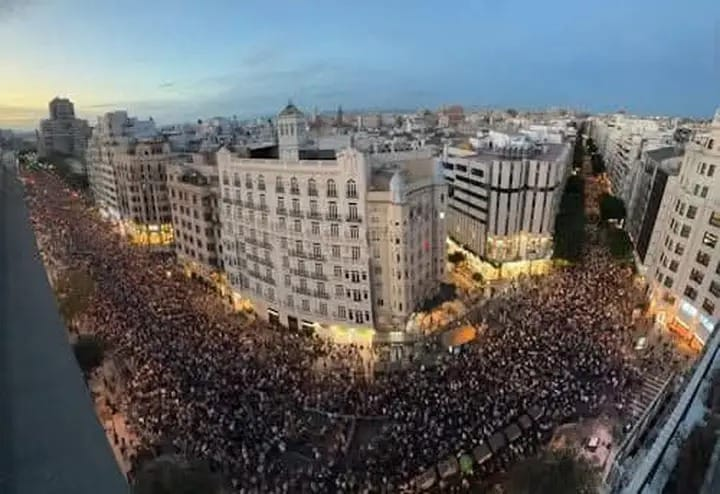 RafaXambo's tweet photo. No sé qui l'ha feta, però hi ha més de 200.000 persones clamant #MazonDimissió. 25/10/2025 https://t.co/HRUeAGVZ7a
