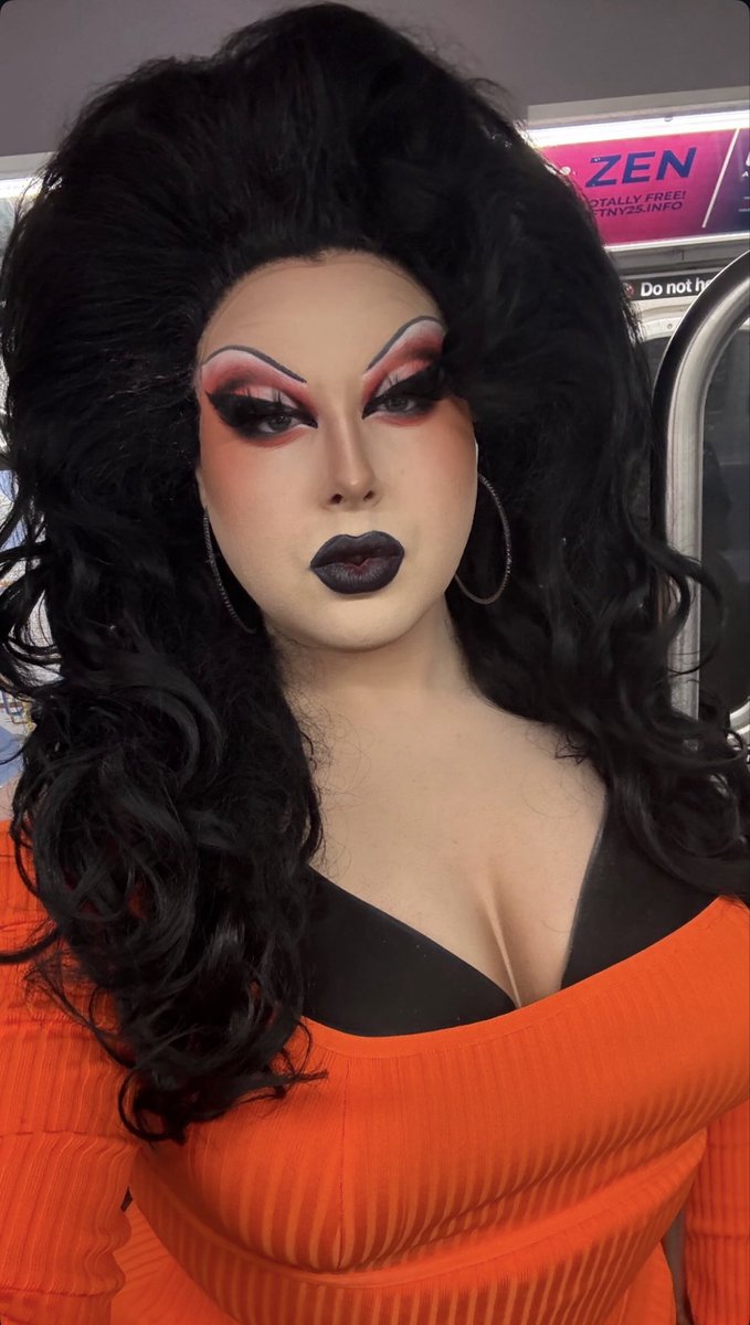 EmEssOh's tweet image. I love that halloween brings out all the black hair 😍😌