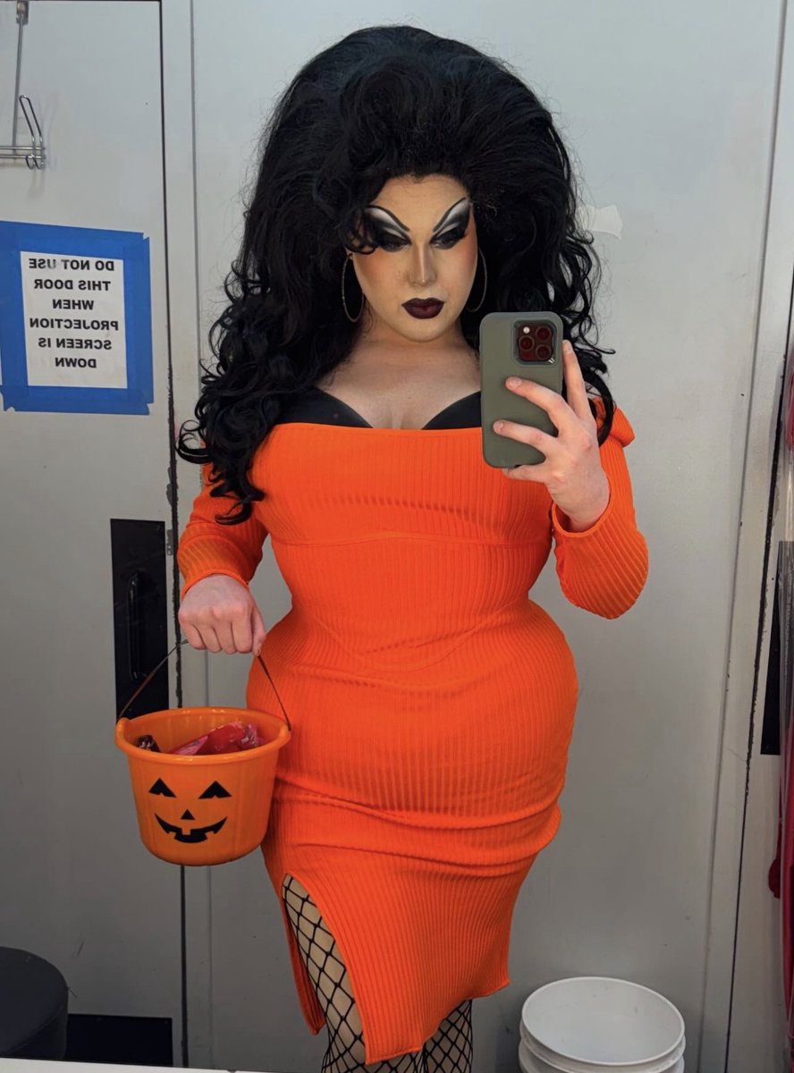 EmEssOh's tweet image. I love that halloween brings out all the black hair 😍😌