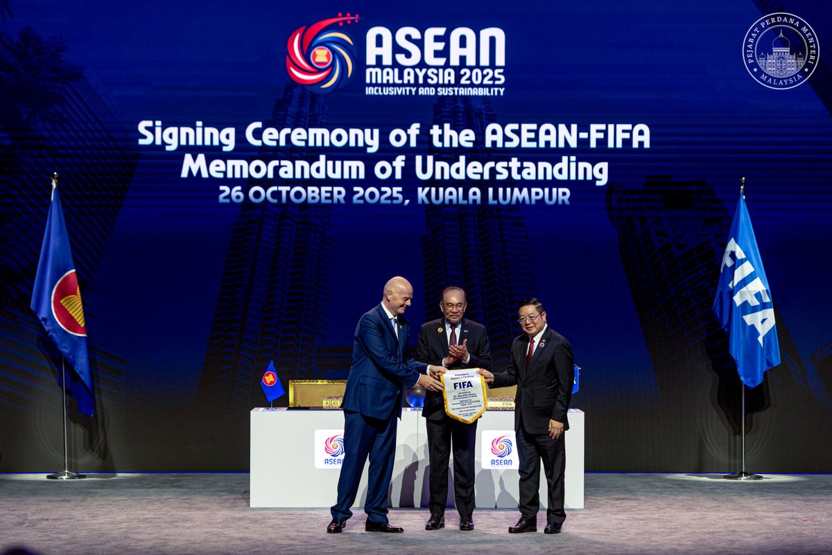 anwaribrahim's tweet image. Malaysia amat berbesar hati menjadi tuan rumah kepada majlis bersejarah melalui pembaharuan dan pemeteraian MoU antara ASEAN dan FIFA yang dilakukan sewaktu Sidang Kemuncak ASEAN ke-47 di Kuala Lumpur.

Antara yang dimeterai adalah penganjuran kejohanan baharu, Piala FIFA-ASEAN…