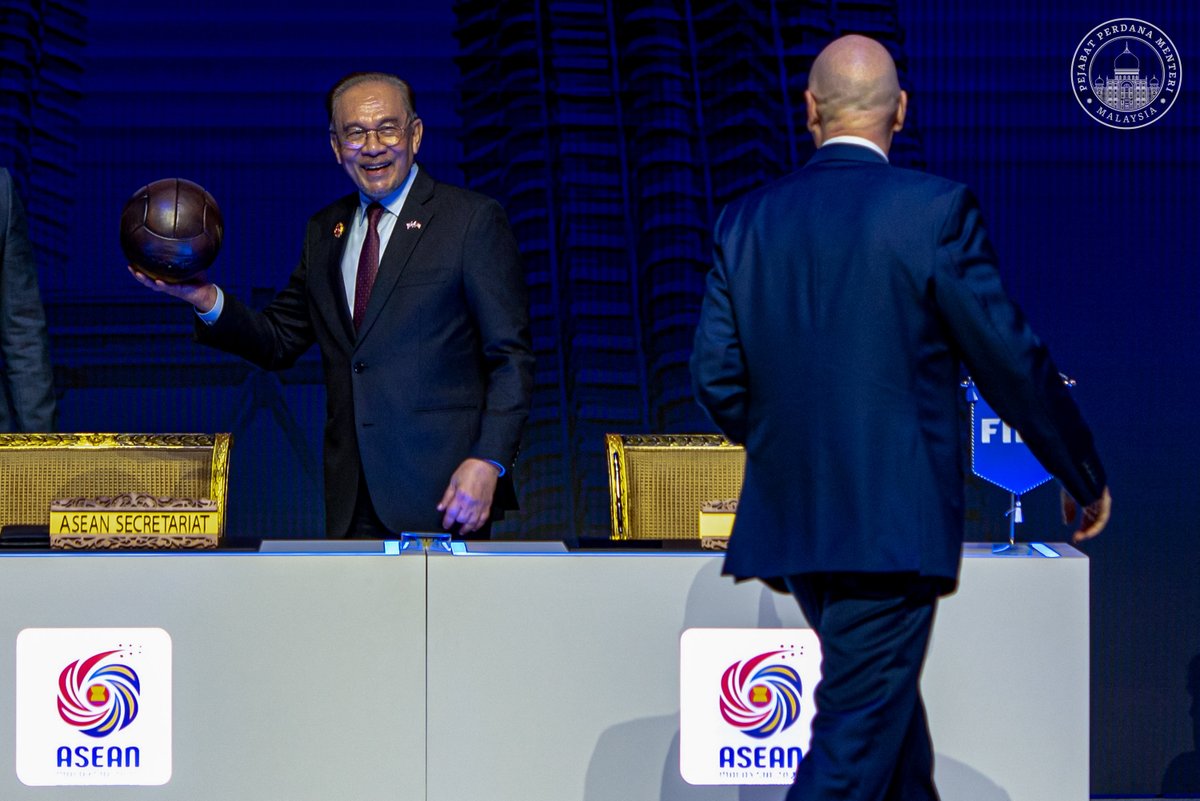 anwaribrahim's tweet image. Malaysia amat berbesar hati menjadi tuan rumah kepada majlis bersejarah melalui pembaharuan dan pemeteraian MoU antara ASEAN dan FIFA yang dilakukan sewaktu Sidang Kemuncak ASEAN ke-47 di Kuala Lumpur.

Antara yang dimeterai adalah penganjuran kejohanan baharu, Piala FIFA-ASEAN…