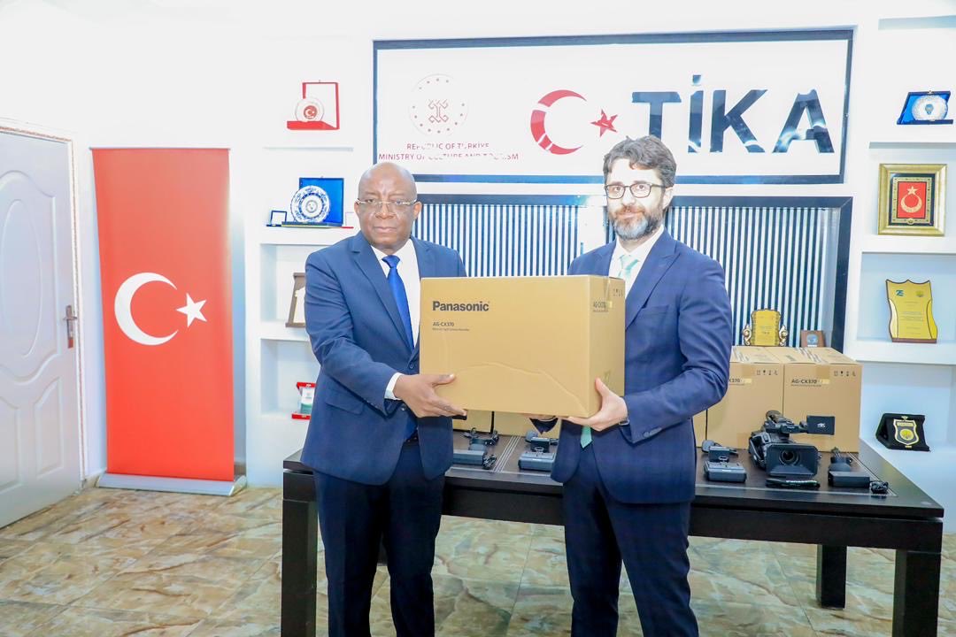 sntvnews1's tweet image. The Information Minister, Daud Aweys, received state-of-the-art equipment, including cutting-edge video recording cameras capable of live broadcasting events for State Media, from the Turkish Ambassador to Somalia, Alper AKTAŞ.

Minister Daud Aweys expressed his gratitude towards…