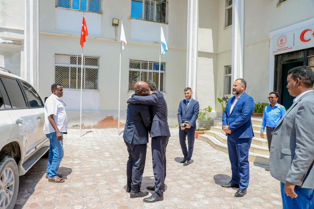 sntvnews1's tweet image. The Information Minister, Daud Aweys, received state-of-the-art equipment, including cutting-edge video recording cameras capable of live broadcasting events for State Media, from the Turkish Ambassador to Somalia, Alper AKTAŞ.

Minister Daud Aweys expressed his gratitude towards…