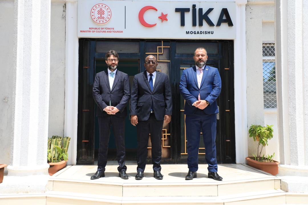 sntvnews1's tweet image. The Information Minister, Daud Aweys, received state-of-the-art equipment, including cutting-edge video recording cameras capable of live broadcasting events for State Media, from the Turkish Ambassador to Somalia, Alper AKTAŞ.

Minister Daud Aweys expressed his gratitude towards…