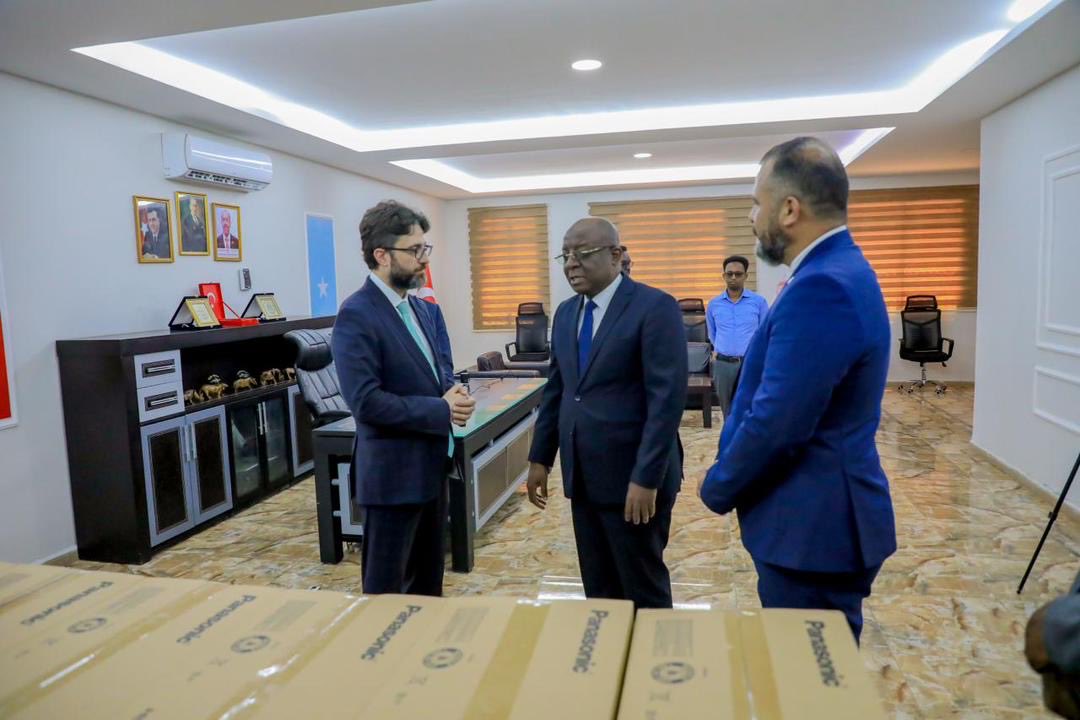 sntvnews1's tweet image. The Information Minister, Daud Aweys, received state-of-the-art equipment, including cutting-edge video recording cameras capable of live broadcasting events for State Media, from the Turkish Ambassador to Somalia, Alper AKTAŞ.

Minister Daud Aweys expressed his gratitude towards…