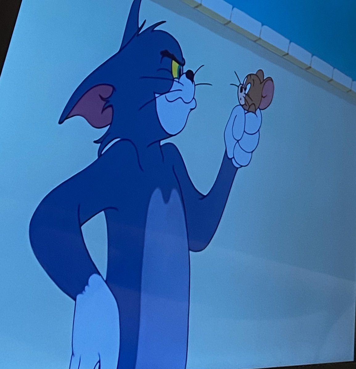 basımı annemin dizine koydum tom ve jerry izliyorum mayıstım birazdan uyurum 5 yasinda hissediyorum