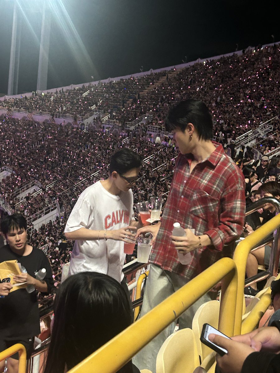 estdiaries's tweet image. williamest, daouoffroad and billkinpp all at the blackpink concert today omg???

#williamest #วิลเลี่ยมเอส ⋆. 𐙚 ˚