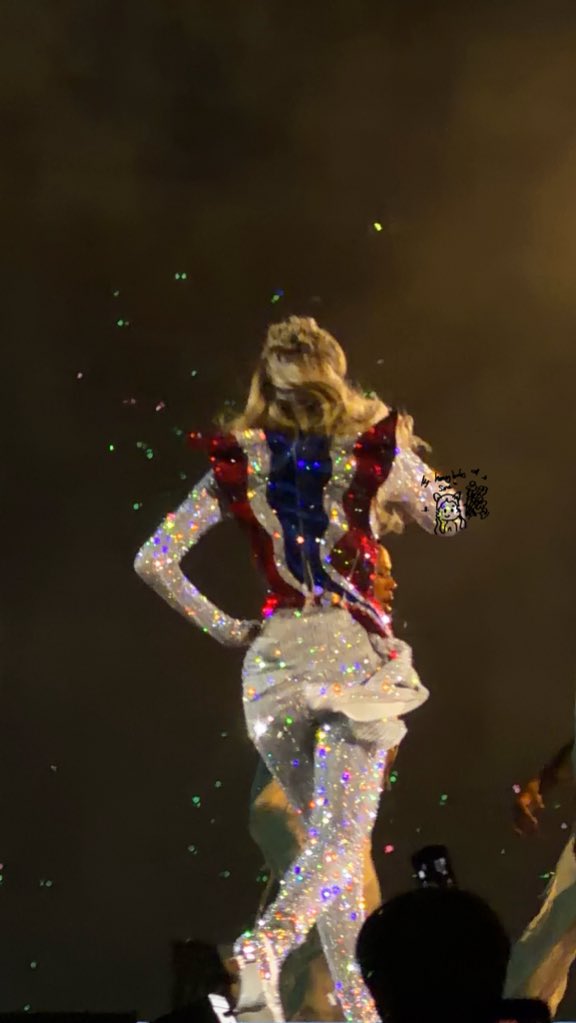 #LISA wearing THAI FLAG 🇹🇭. 

WOWWW