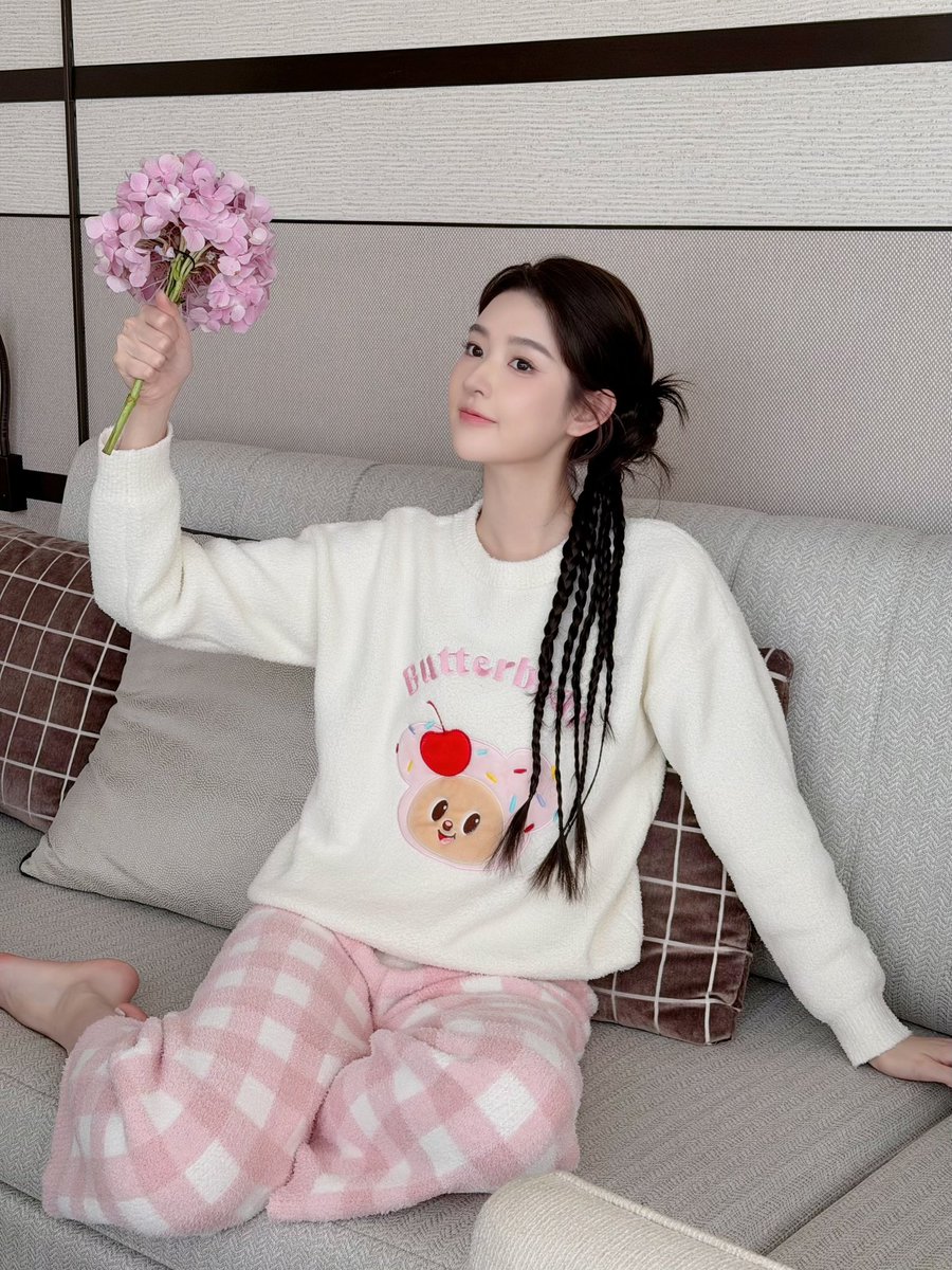 Antiqueclouds's tweet photo. 251026 #WangYuwen Xiaohongshu updates (1/2),
Still thinking about it～🌸
#Stargazing #ReallyLove #NextTimeIllComeAgain #CantGetEnoughOfIt #LookingForwardToTheNextTime #LiveSomeMoments #PokeAtMyHeartStrings #TheMomentYouLookAtTheCameraIsABitSweet #ALittleBitCuteToTheExtreme https://t.co/Ldbubf1Qk7