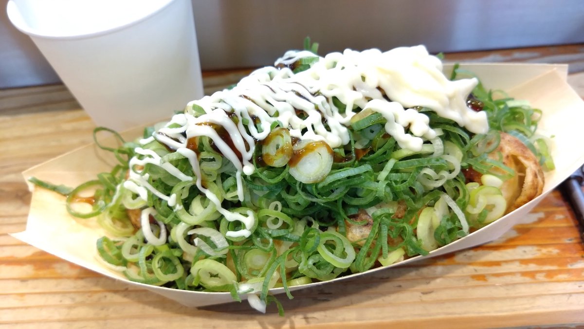 chime_sana's tweet image. #はなだこ　#梅田
直人さんを追いかけて。土曜の夕方だったので30分くらい列びました。
細ーいカウンターで熱々大きなタコ焼きを美味しくいただきました
※タコ無しのムギムギはいませんでした