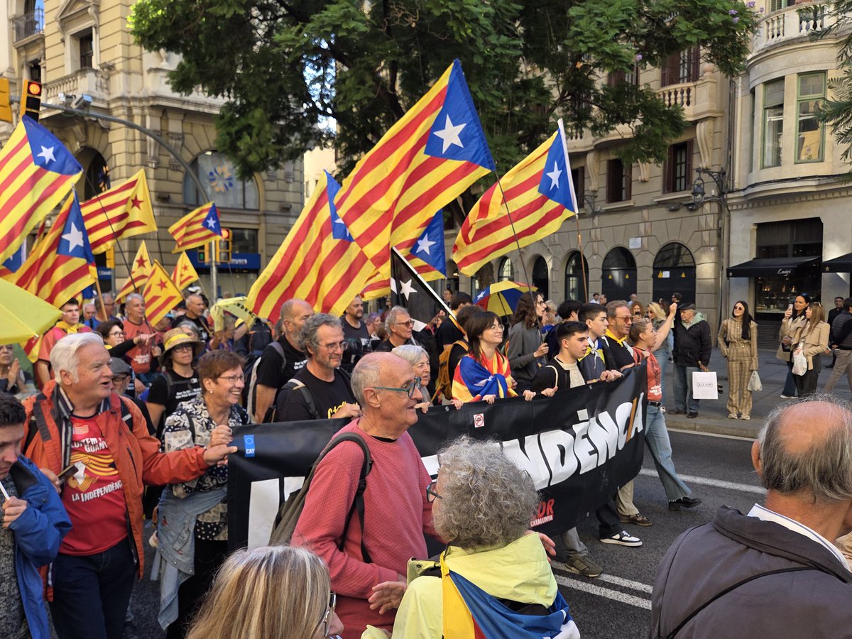 Avui a la Plaça Urquinaona (Bcn) hem rebut la marxa que va sortir caminant de Salses #Columna27DOctubre fins al <a href="/parlamentcat/">Parlament de Catalunya</a> per exigir la #Independència <a href="/assemblea/">Assemblea Nacional Catalana</a> 
#DesobediènciaElCamîDeLaIndependència