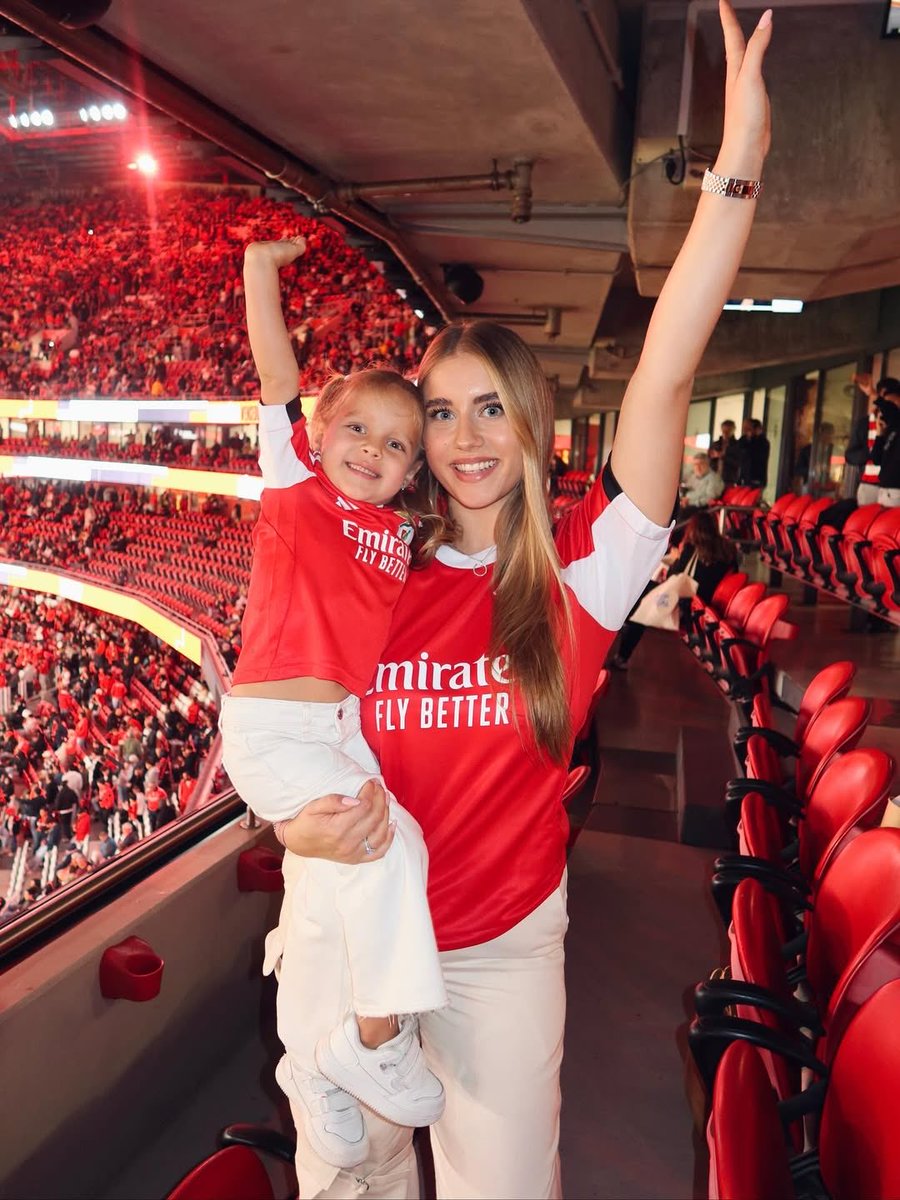 plusbenfica's tweet image. A mulher e a filha de Heorhii Sudakov no Estádio do Sport Lisboa E Benfica! ❤️