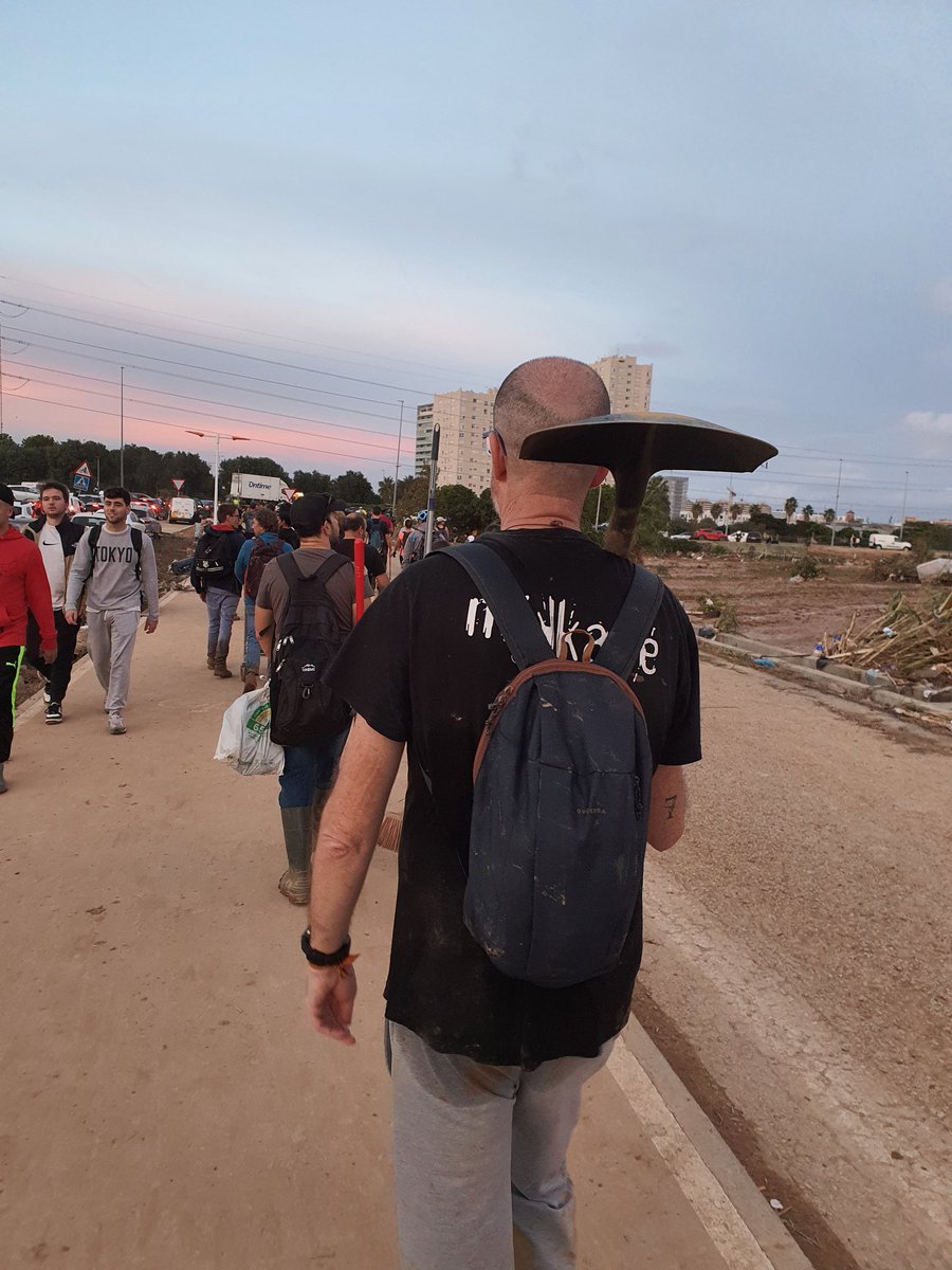 Foto del 1 de noviembre de 2024, sin hacer ruido, únicamente a ayudar en lo que se podía, así  salimos miles de personas de Valencia y de España, gente del pueblo, ¿a cuántos políticos que vienen ahora a Valencia visteis así? ¿a cuántos políticos que se manifestaron así visteis
