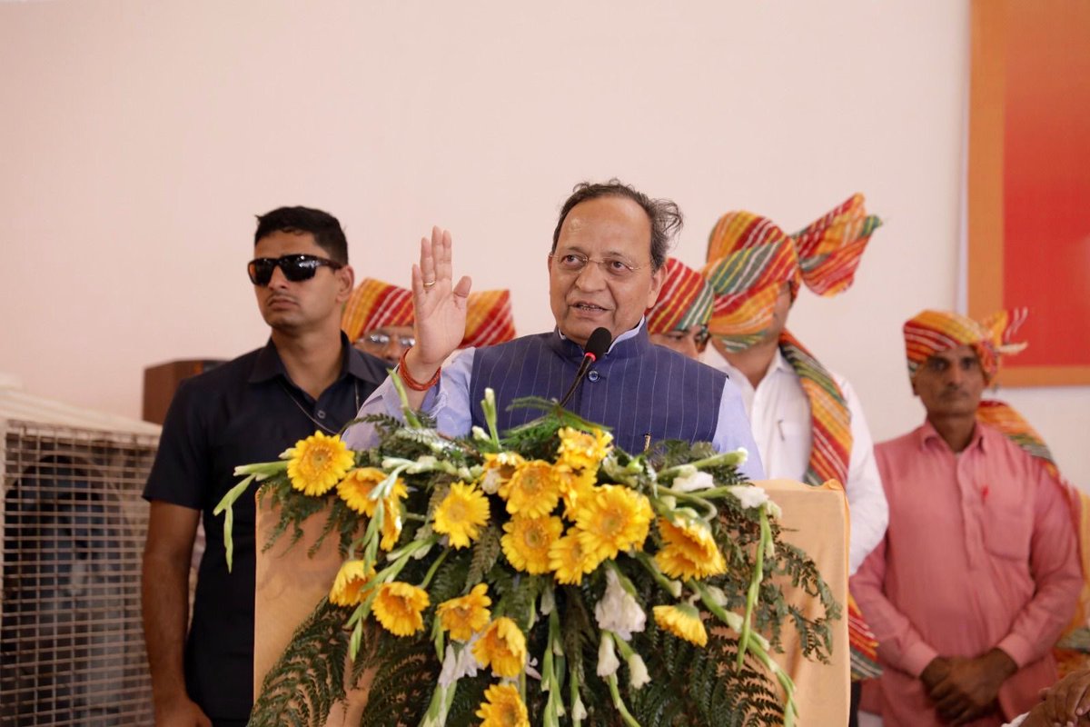 ArunSinghbjp's tweet photo. हरियाणा सरकार के पूर्व वित्त एवं सहकारिता मंत्री स्वर्गीय ठाकुर बीर सिंह जी की 101वीं जयंती पर भिवानी, हरियाणा में आयोजित कार्यक्रम।

स्व. ठाकुर बीर सिंह जी ने अपने जनसेवा कार्यों, दूरदर्शी नेतृत्व और सामाजिक योगदान से अमिट छाप छोड़ी। उन्होंने ग्रामीण क्षेत्रों में सस्ते अनाज की दुकानें खुलवाने जैसे महत्वपूर्ण कार्य किए।उनकी दूरदर्शिता का ही परिणाम था कि राज्य स्तर पर ‘कान्फेड’ की स्थापना हुई। उनके कार्य सदैव प्रेरणा के स्रोत रहेंगे। हम श्रद्धासुमन अर्पित करते हुए उन्हें विनम्र नमन करते हैं। 
@BJP4India @BJP4Haryana