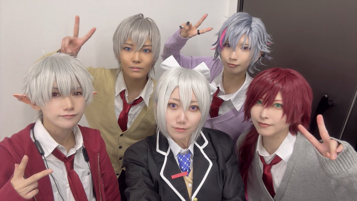 ※コスプレ/🌈🕒

池ハロお疲れ様でしたー！
sm4&amp;🍁ｻﾝで遊んできました〜
人が沢山で動くの大変だったけど楽しかった！
会えた人ありがとうございました😊

💧:りんまる　🥂✨:まっか
🎲:くま　🍁:ふわ　🗝️💸:りく