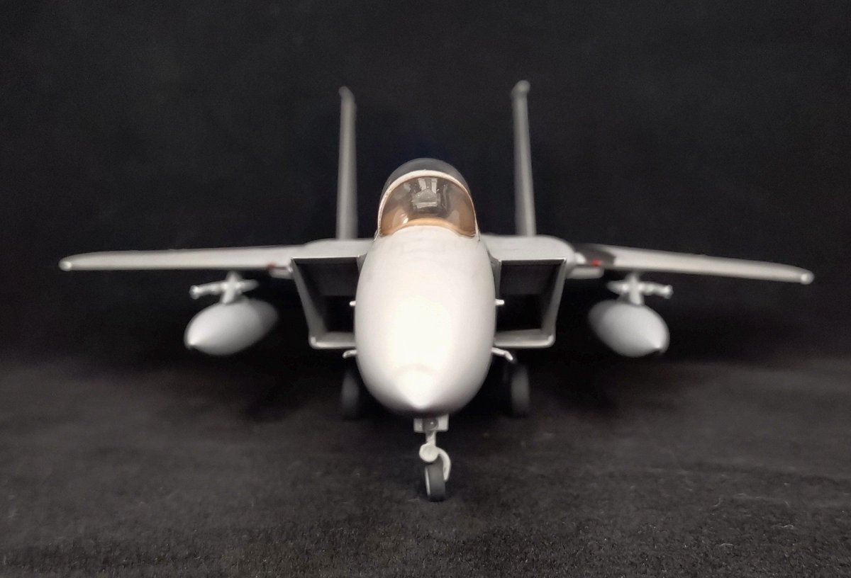 m19135072's tweet image. #F15C　#マクロス
F-15C EAGLE　完成です
付属デカールはあえて使用せず
本体はグレーサフに墨入れの簡単仕上げ
天面にマクロス7のファイアーボンバーのシルエット塗装