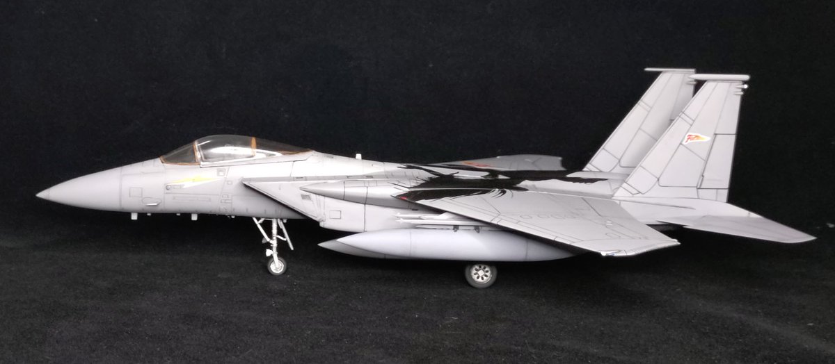 m19135072's tweet image. #F15C　#マクロス
F-15C EAGLE　完成です
付属デカールはあえて使用せず
本体はグレーサフに墨入れの簡単仕上げ
天面にマクロス7のファイアーボンバーのシルエット塗装