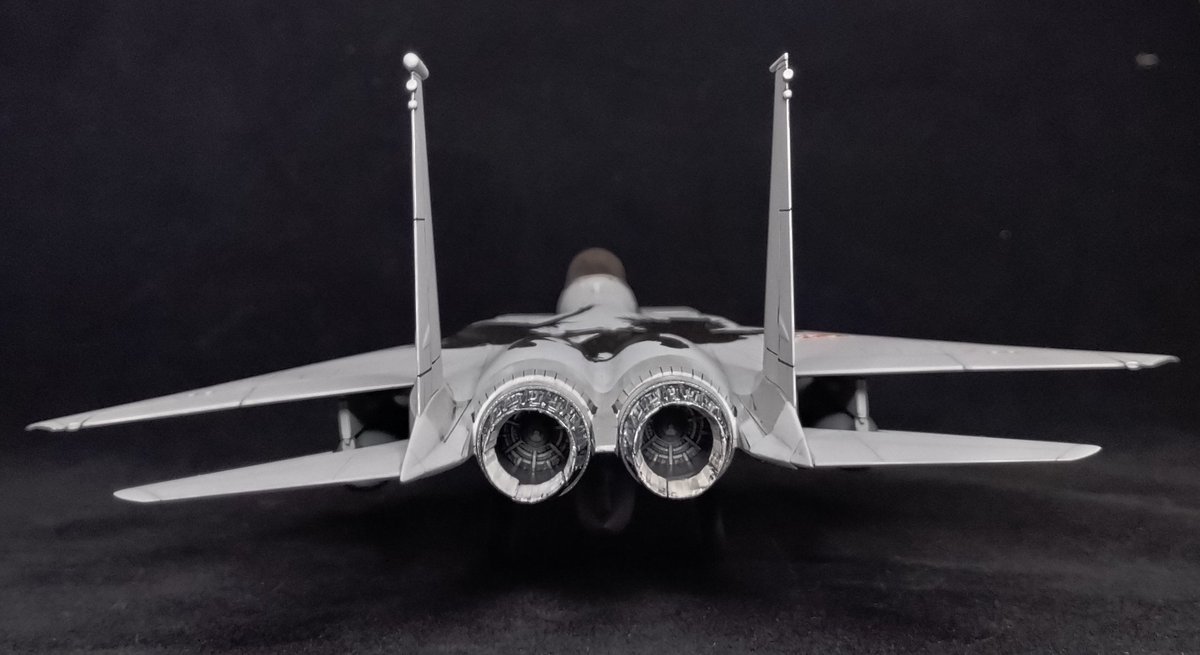 m19135072's tweet image. #F15C　#マクロス
F-15C EAGLE　完成です
付属デカールはあえて使用せず
本体はグレーサフに墨入れの簡単仕上げ
天面にマクロス7のファイアーボンバーのシルエット塗装