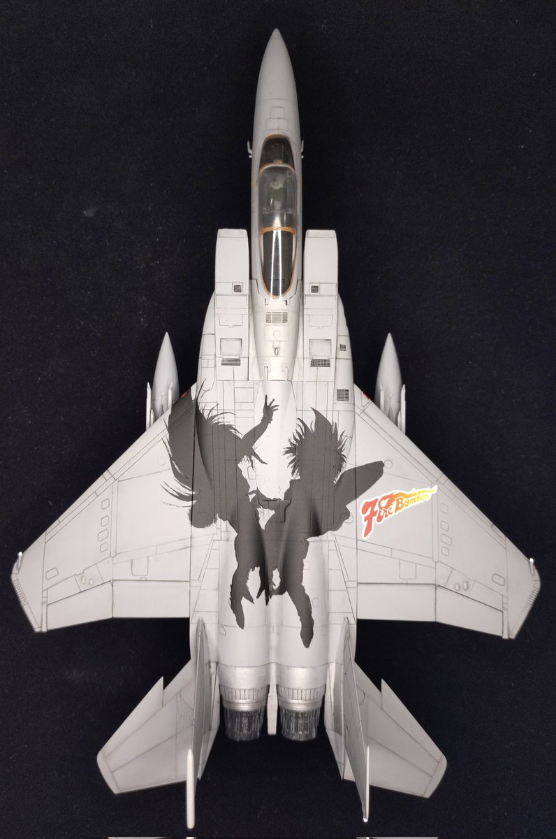 m19135072's tweet image. #F15C　#マクロス
F-15C EAGLE　完成です
付属デカールはあえて使用せず
本体はグレーサフに墨入れの簡単仕上げ
天面にマクロス7のファイアーボンバーのシルエット塗装
