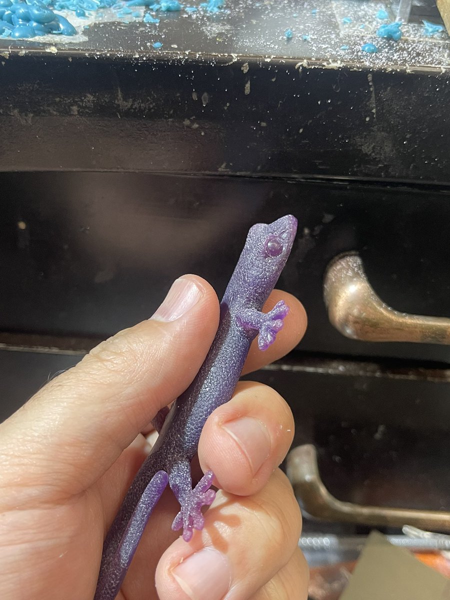 まだ全然途中だけど、ニホンヤモリ作ってる。手がちょっと彫るのに疲れた。