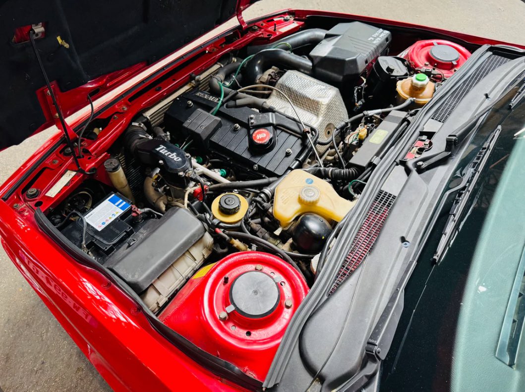 **Rare Road Cars**

🇫🇷 Renault 21 2L Turbo Quadra

Build number not available but it’s stated that 875 of these were built. 

In the UK 2 are licensed and 27 SORN.

The Renault 21 Turbo Quadra was a high-performance, all-wheel-drive version of the 21 Turbo, launched in 1990 to