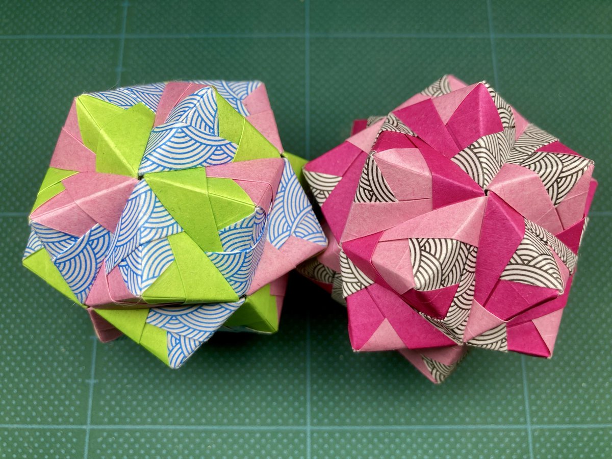masaya_k_g4's tweet photo. “6 variations w/o backside 裏地なし6種”
色を一つと柄を一つ共有するペアを3組み作りました。
このネタは少し引っ張ります。
Units: 30 each, Paper: 5*5 cm square, No glue.
#kusudama #くす玉 #sonobe #sonobevariation #薗部式 #modularorigami #ユニット折り紙 https://t.co/C26xiNR2Hr