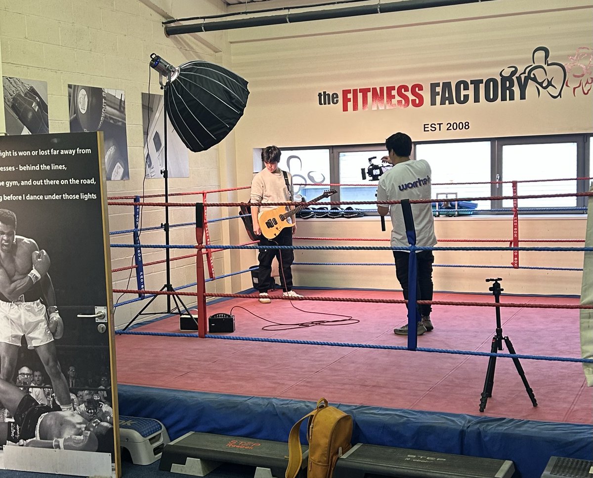 FitFactoryAbc's tweet image. Filming a music video this morning in our Halfway S20 Boxing Gym

EYE OF THE TIGER of course 

👊🏻💥👊🏻