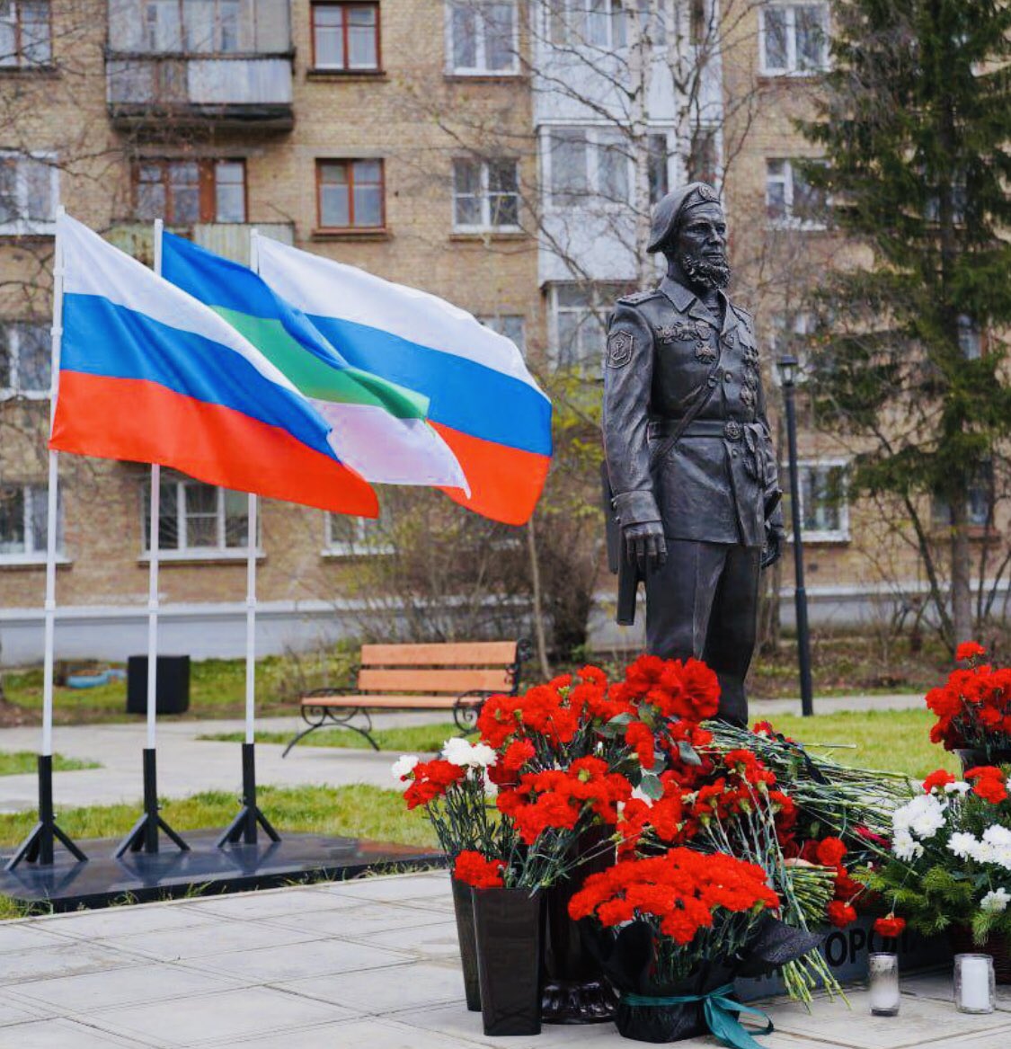 Бронзовый ростовой памятник командиру батальона «Спарта» Арсену  Павлову открыли 25 октября в Сквере Героев Ухты. Моторола родился в этом городе.