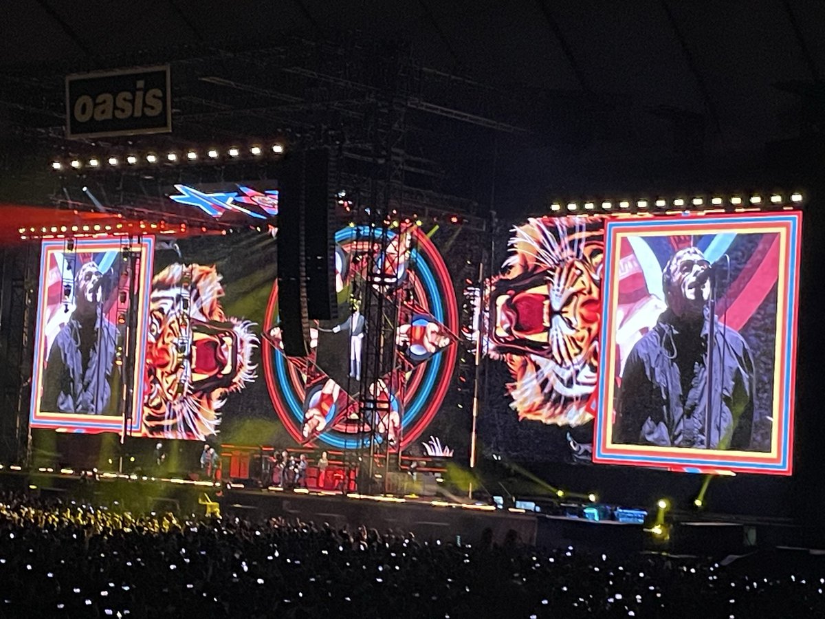 oasisが目の前にいるなんて！空白の時間があるなんて考えられないほど、5万人のシンガロングとポズナンは圧巻で最高に楽しかった！リアムが後ろに腕組んで歌うのほんと好き！