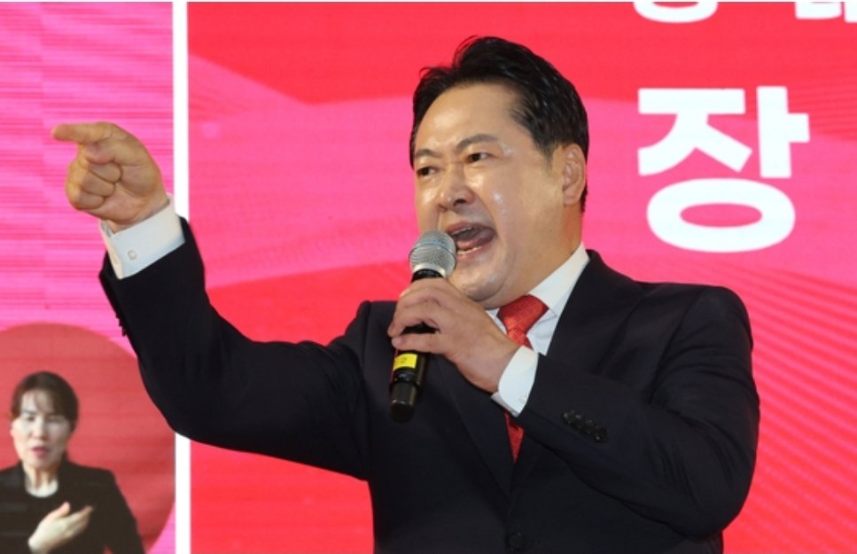 국민의힘 대표인 장동혁씨가 본인 소유 주택에 모두 실거주하고 있다고 답변하면서 논란이 확산되고 있습니다.

장동혁씨는 주택만 6채를 보유 중입니다.

6채에 동시에 실거주를 한다?

홍길동이세요?