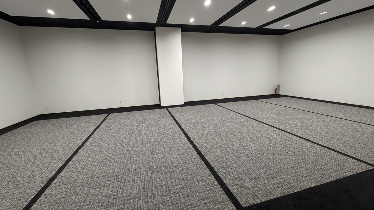 448jp's tweet image. Vue Fes Japanの公式写真は、今年も4名のプロカメラマンに撮影いただきました。おそらく万を余裕で超える数の写真から選定、現像しますので、全写真の公開まで2～3週間程度お時間をいただくと思います。今しばらくお待ちください🙏

※この写真は撤収後のスポンサーブースを私が撮影しました

#vuefes