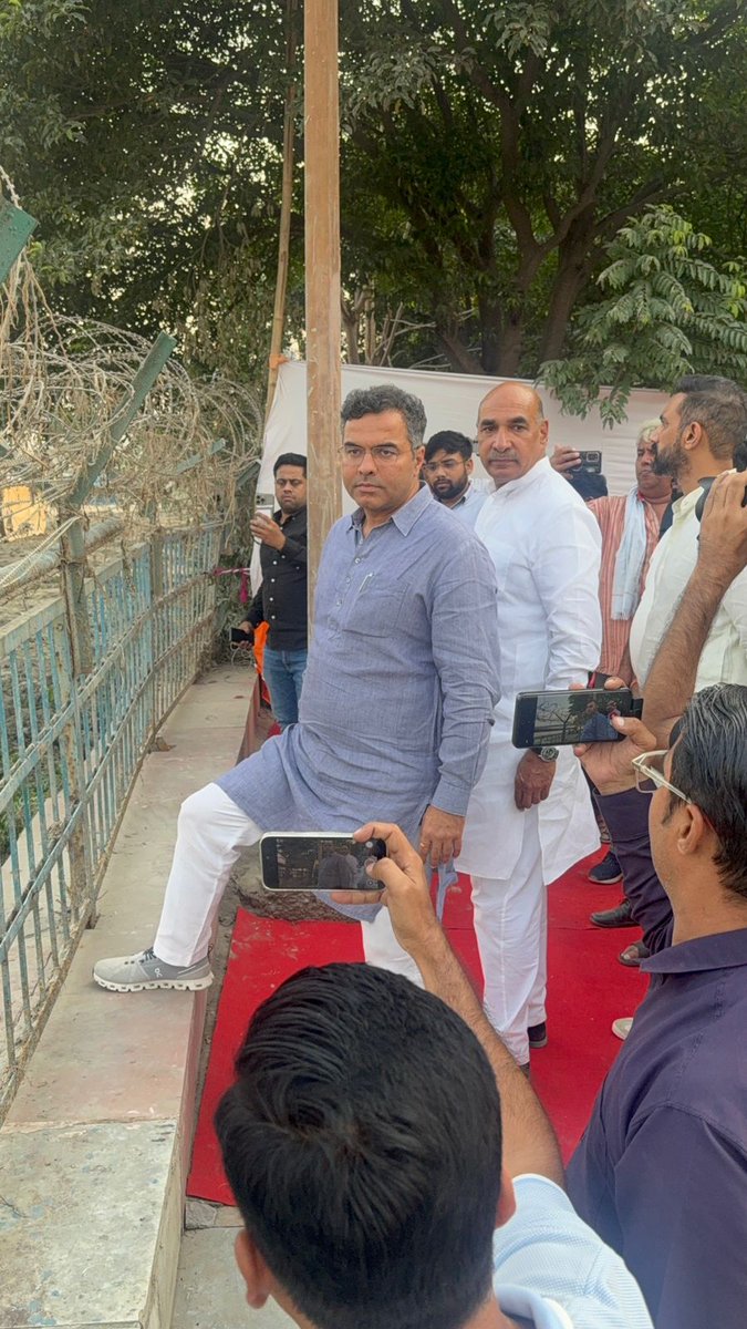 SPrakashBjpDel's tweet image. आज दिनांक 26 अक्टूबर 2025 को माननीय मंत्री श्री Parvesh Sahib Singh जी के साथ अपनी विधानसभा स्थित सूर्य यमुना घाट एवं अन्य घाटों का निरीक्षण किया।

इस वर्ष हमारी सरकार द्वारा छठ का यह महापर्व बड़े ही हर्षोल्लास के साथ मनाया जाएगा, जिसके लिए पूरी टीम दिन-रात घाटों के निर्माण एवं…