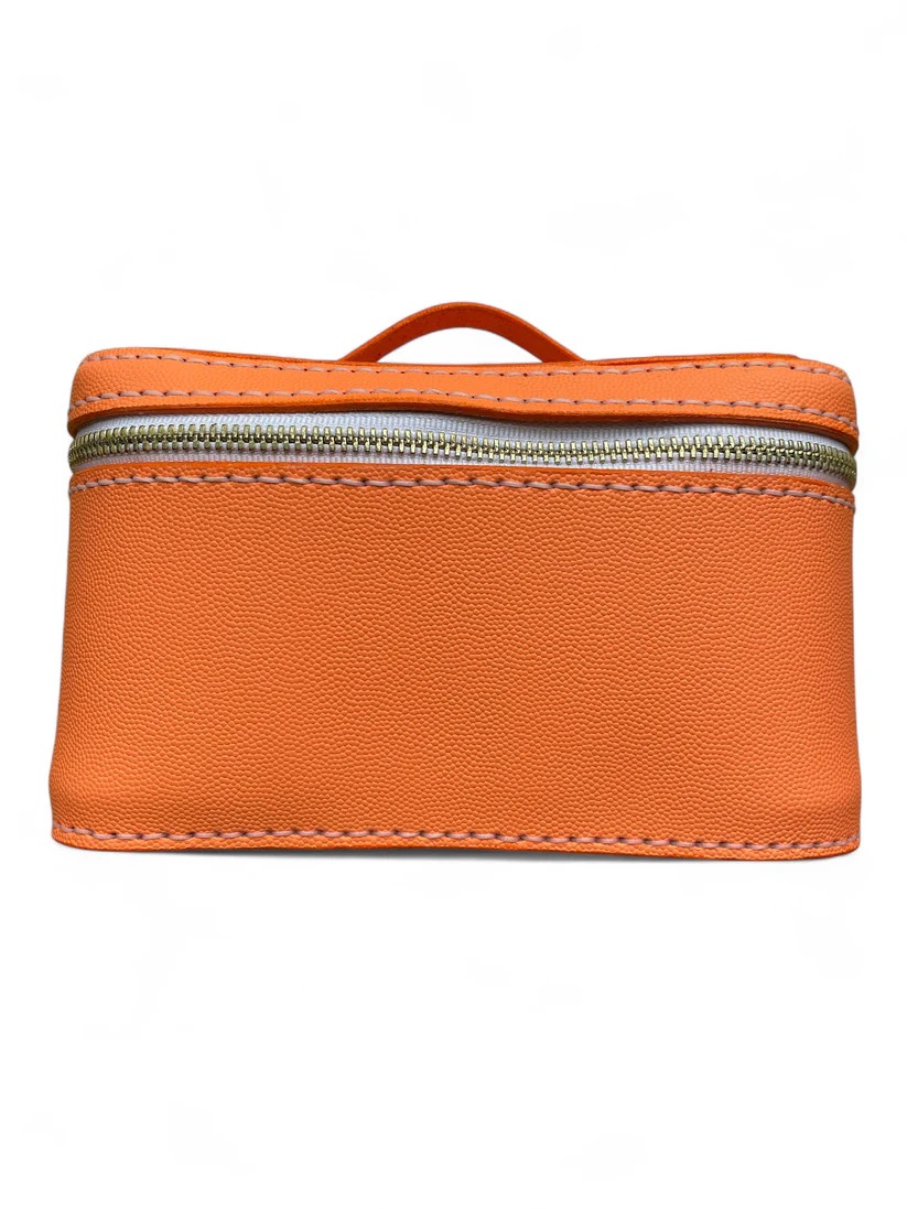 AvantGardeShows's tweet image. "I'm Gretchen from Cogscraft.co.  Together with my husband, Alan, we create handcrafted leather bags, wallets and accessories." Gretchen Coggins,  Leather (2025 Cincinnati Fall Avant-Garde Art &amp;amp; Craft Show Vendor) #leather #purses