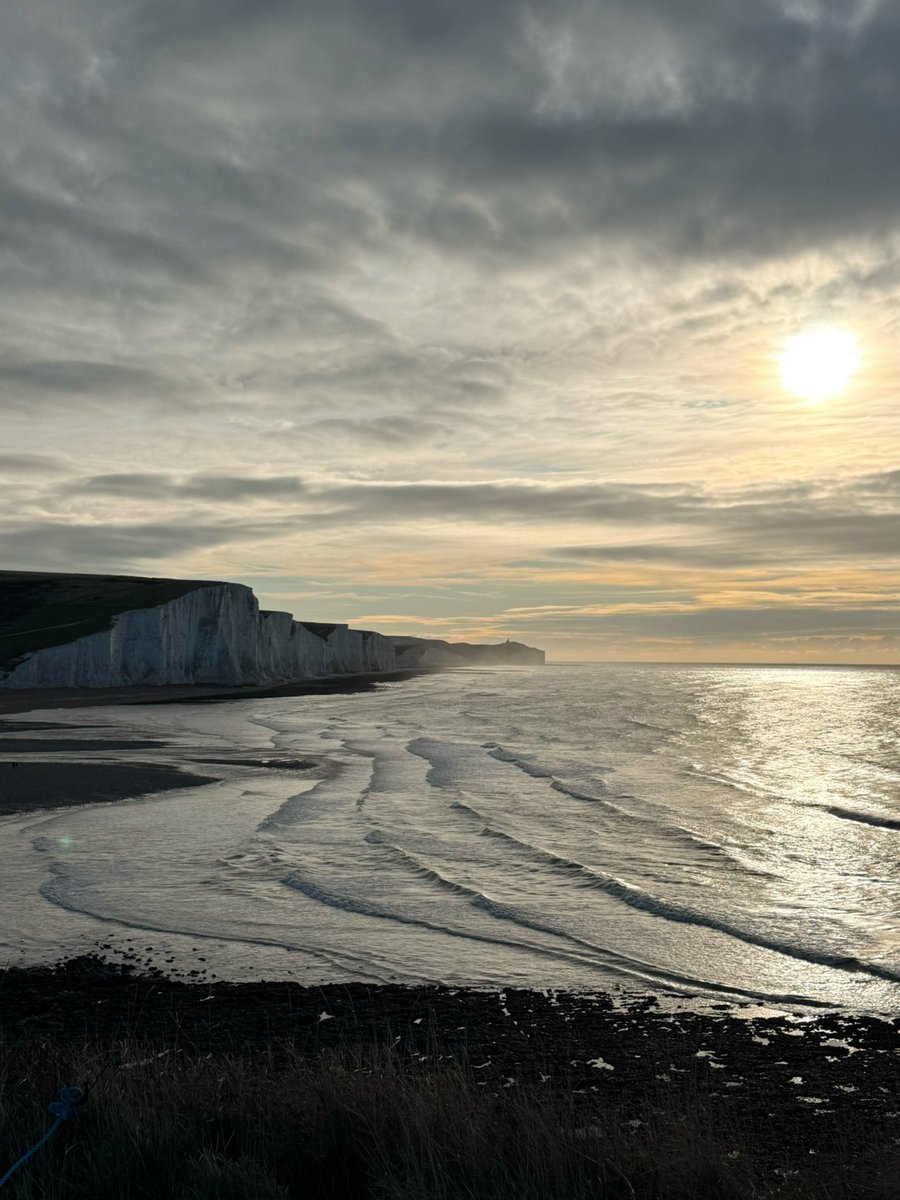 rbeccamay's tweet photo. Seaford Head ➡️ Seven Sisters &amp; Birling Gap ➡️ Beachy Head ✔️ Picked a beautiful day to do it! Even wading through an estuary didn’t stop me 💙 #sevensisters #eastsussex https://t.co/ECHtosUnQM