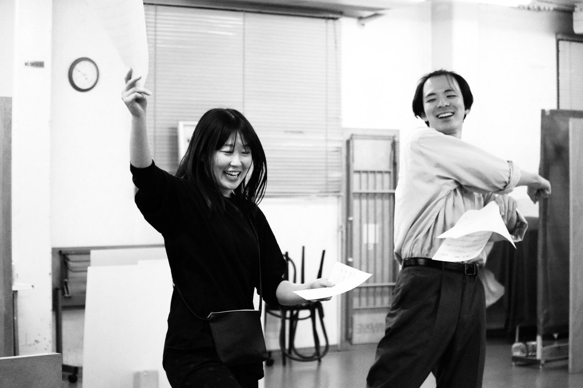 青年座公演
音楽劇『#プレビュー』
稽古順調に進んでおります

私の演じる良介の音楽家としての一面と
私自身の音楽好きな一面が
音楽に溢れた毎日の稽古場にとても喜びを感じています

どうですかこの楽しそうな顔をご覧なさい

残り1ヶ月のこの生活を噛み締めながら良い公演になるように
がんばるぞ