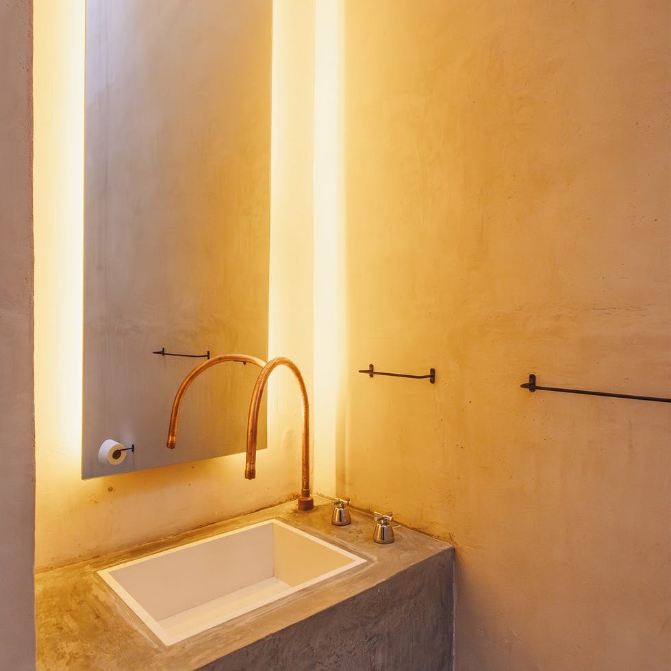 Una preciosa casa cuya decoración minimalista se vuelca hacia dos patios que actúan como pulmones climáticos y mejoran su eficacia energética. nuevoestilo.es/casas/a6901325…
Proyecto: RootStudio 
Fotos: ©Pacu