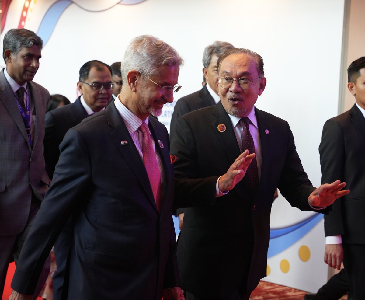 Dr. S. Jaishankar (@drsjaishankar) on Twitter photo Honoured to meet Prime Minister <a href="/anwaribrahim/">Anwar Ibrahim</a> of Malaysia. 
Conveyed the best wishes of Prime Minister <a href="/narendramodi/">Narendra Modi</a> for a successful ASEAN Summit. 
Value his thoughts on strengthening our bilateral cooperation and people to people linkages. 
🇮🇳 🇲🇾 Honoured to meet Prime Minister <a href="/anwaribrahim/">Anwar Ibrahim</a> of Malaysia. 
Conveyed the best wishes of Prime Minister <a href="/narendramodi/">Narendra Modi</a> for a successful ASEAN Summit. 
Value his thoughts on strengthening our bilateral cooperation and people to people linkages. 
🇮🇳 🇲🇾