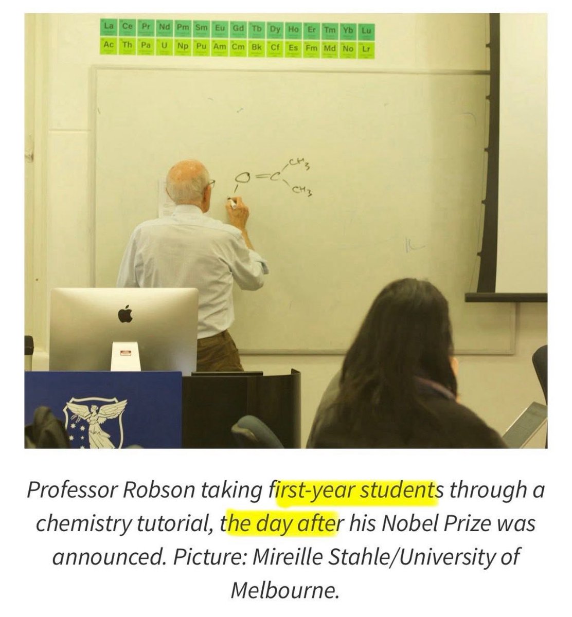 التقطت صورة للعالم ريتشارد روبسون وهو يلقي محاضرة لطلاب المرحلة الاولى في جامعة ملبورن في اليوم التالي لإعلان فوزه بجائزة نوبل في الكيمياء لهذا العام حيث تقاسم جائزة نوبل مع سوسومو كيتاغاوا وعمر ياغي لتطويرهم أطرًا معدنية عضوية.

 جمال صورة ريتشارد روبنسون ليس فقط انها ملتقطة في