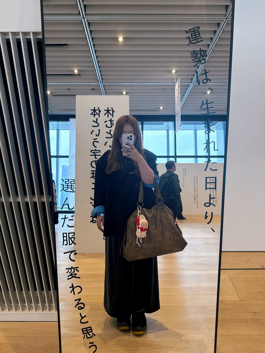 s_umimoto's tweet image. “こういう意味が込められてると思う”“俺ならこう書くかも”とコピーを見ながら語る若い人の声があちこちから聞こえた「あ、この言葉、気にになる展」時代を超えて届く言葉ってかっこいい。自然とコピーが書きたくなってくる高揚感に包まれた素敵な空間でした。行けて本当によかった。 #虎ノ門広告祭