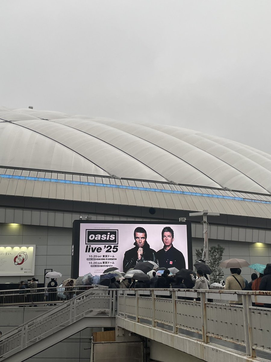 102zy's tweet photo. 再結成してくれて本当にありがとう！！！！オアシスに出会えた人生最高！！！！生きてて良かった！！！！ https://t.co/7GszWetswn