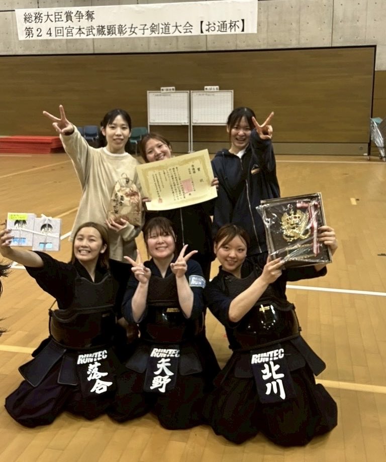 runteckendo2022's tweet photo. 【10/19(日)宮本武蔵顕彰女子剣道大会】
開催場所     宮本武蔵武道館

東京本社チームが準優勝⭐️
３年連続決勝戦進出いたしました。
悔しい結果にはなりましたが、全員一丸となり頑張りました✊🏻➰❕
 #ランテック 
 #runtec 
 #剣道 https://t.co/1JQ2PsOe6J