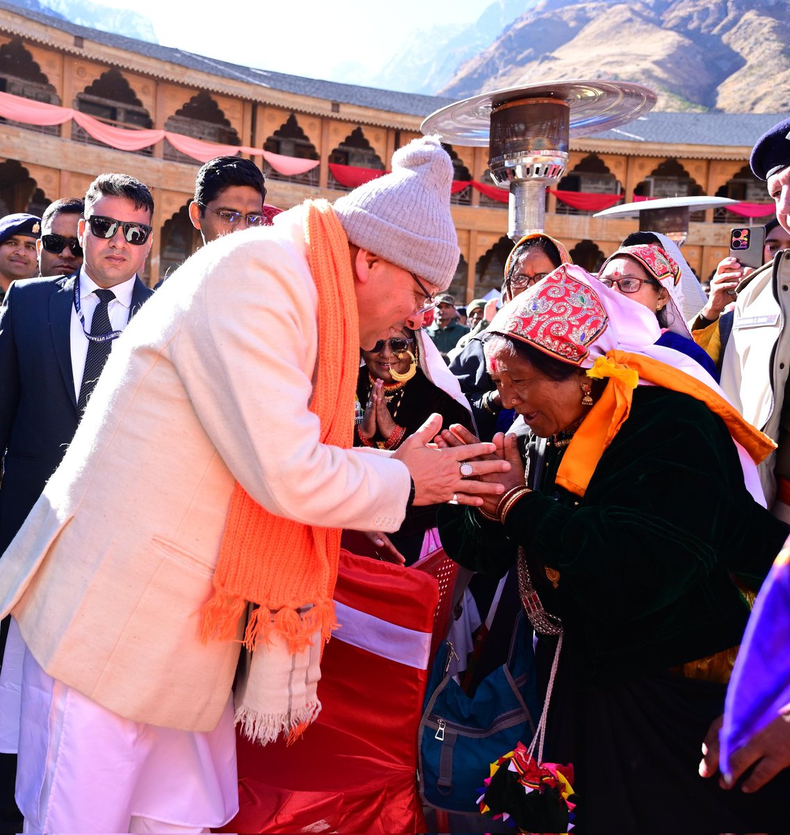 ukcmo's tweet image. मुख्यमंत्री श्री पुष्कर सिंह धामी ने आज चमोली जनपद स्थित देश के प्रथम गाँव माणा में आयोजित दो दिवसीय “देवभूमि सांस्कृतिक महोत्सव 2025” के समापन समारोह में प्रतिभाग किया।   

मुख्यमंत्री ने महोत्सव की सराहना करते हुए कहा कि स्थानीय जनता, सेना और प्रशासन के समन्वय से यह आयोजन बेहद…