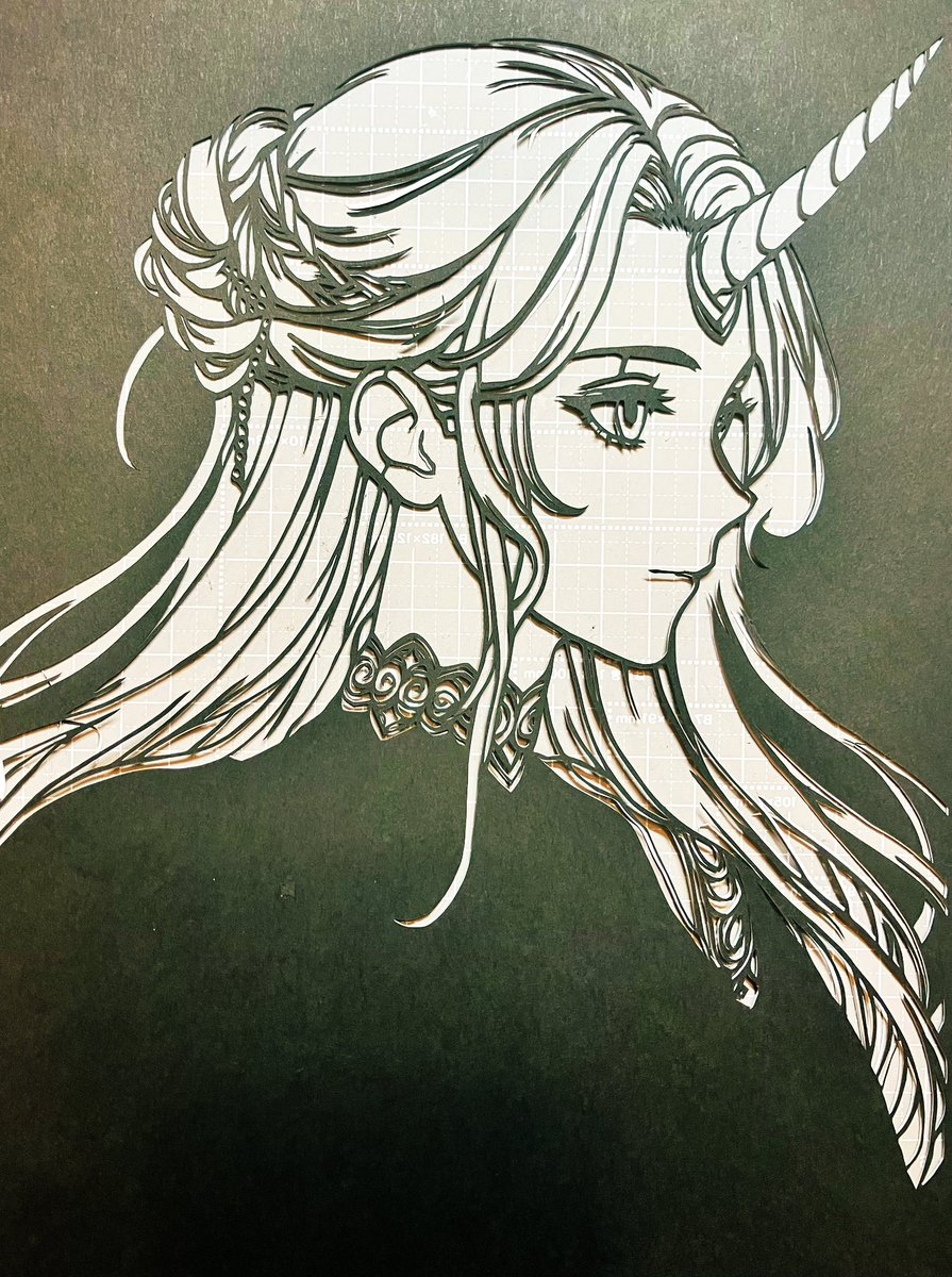 shikitsuzuri's tweet image. 【美人さんを切りたい( ´∀｀)】
今日から新しい子を切ります✂️
一本角のお姫様✨
凛とした横顔が、もうすでにお美しい……！

チラ見えしてますが、衣装はかなり細かめに挑戦予定。
頑張るぞ〜💪

#切り絵 #オリジナル #Papercut #ユニコーン　#アナログ絵