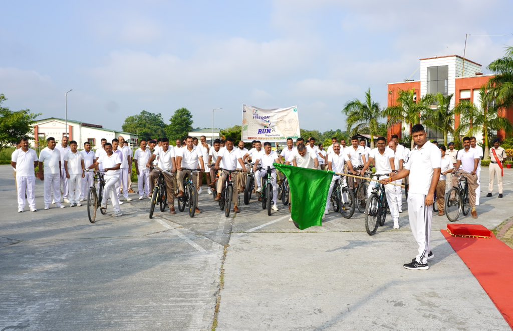 37BnSSB_INDIA's tweet photo. A cycle rally was organized jointly by SHQ SSB Bezpara and 37 BN SSB Mangaldoi under Fit India Freedom Run 6.0 – Swachh Bharat, Swasth Bharat, promoting cleanliness and fitness among all ranks. #FitIndia #SSB #CycleRally #swachhBharatSwasthBharat #run4India https://t.co/Q99Fv3Rhpp