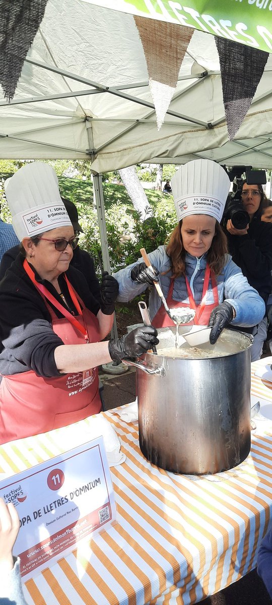Avui, al festival de sopes de Nou Barris, fent l'escudella catalana amb <a href="/OmniumNouBarris/">Òmnium Nou Barris</a> Moltes gràcies a totes les entitats i voluntaris que han entomat el repte de continuar amb aquest festival. #FentCulturaFentNouBarris