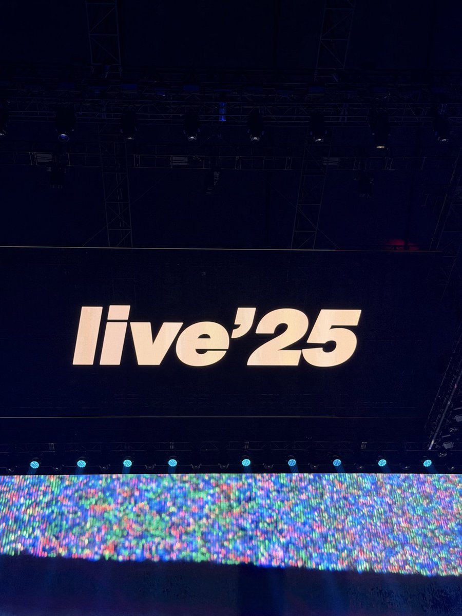 boc_chama's tweet image. 今日はOASISど真ん中世代の4人でライブ行って来ました。
エモエモのエモで大満足の4人でした。 
最高。